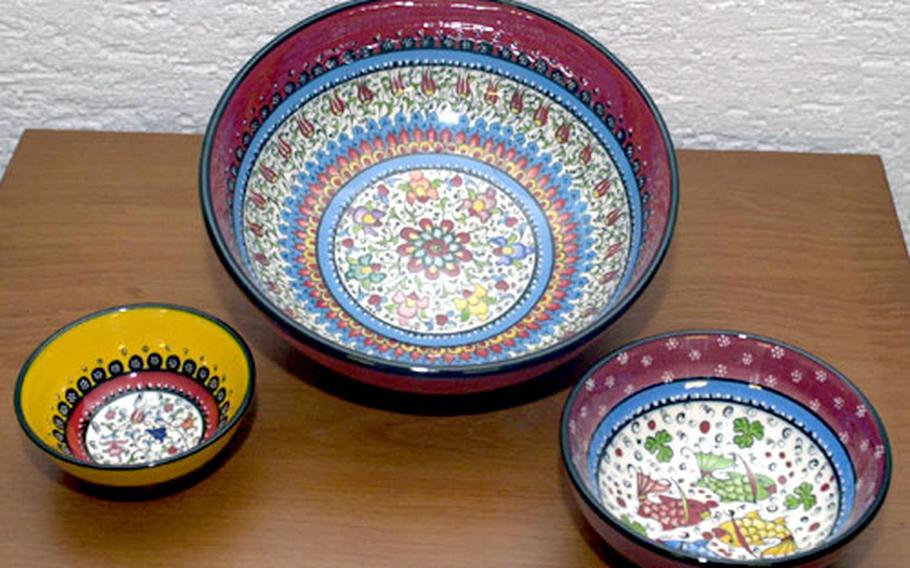 Turkish merchants offer beautiful tableware at a good price